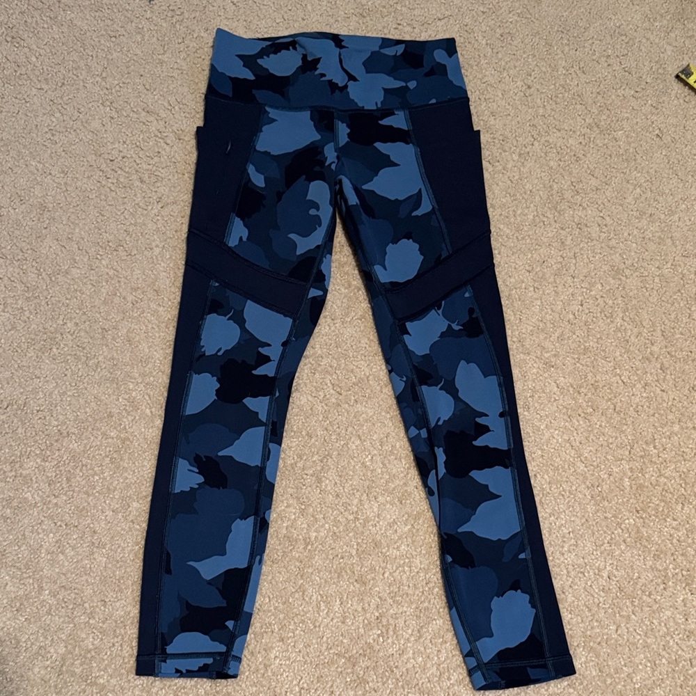 Athleta women’s Blue Camo Leggings size XS Ankle length